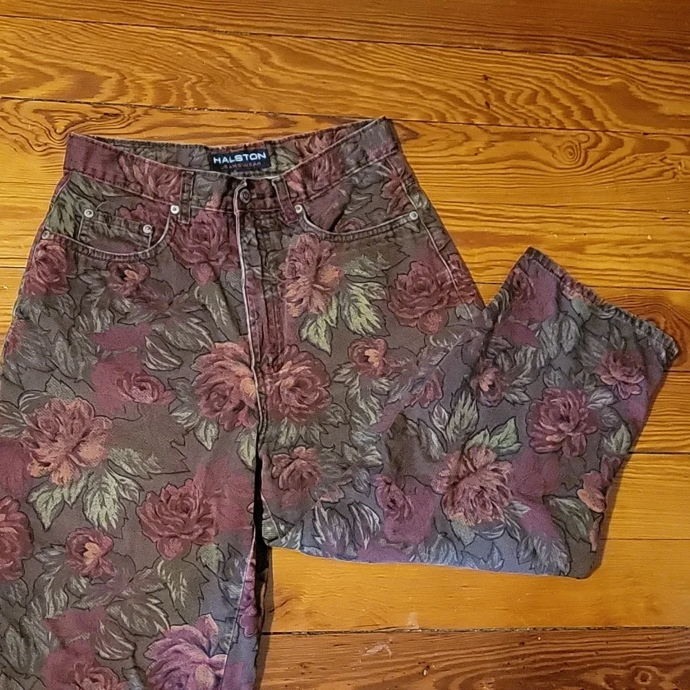 Vintage Floral Cropped Mom Jeans - Picture 2 of 5